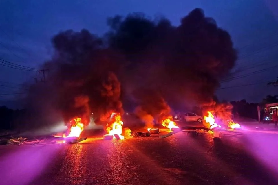 Tires burned and road blocked in Tabasco; water and electricity demanded.